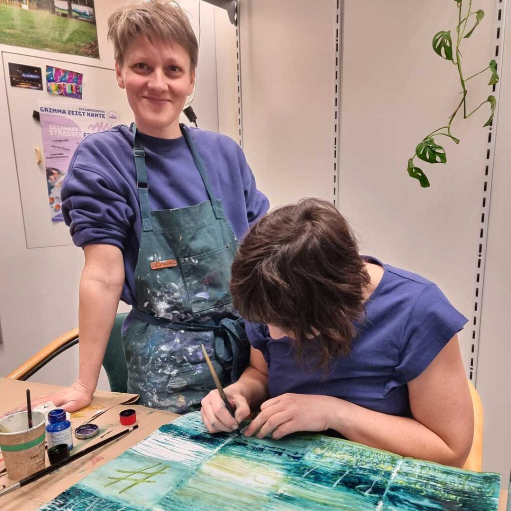 Tabea und Barbara beim Kalligrafie Workshop