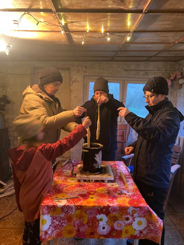 Traditionelles Kerzenziehen mit queerlich tollem Bienenwachs