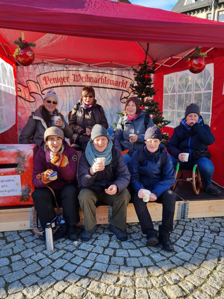 Heitere Runde auf dem Weihnachtsmarkt Penig mit Glühwein